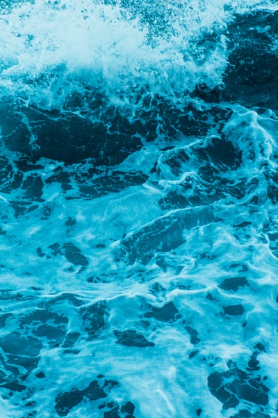蓝色水体上的水波